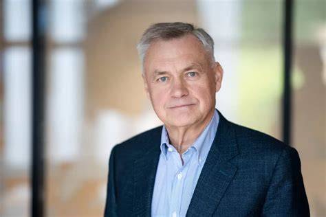 Laivas plaukia audringoje jūroje