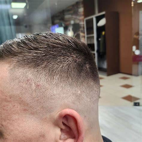 Vyrų kirpimas mašinėle barbershope