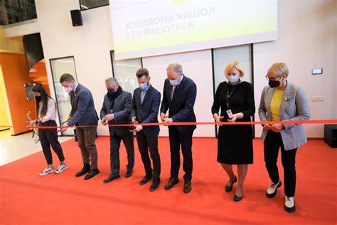 juostos kirpimo ceremonija prie įmonės